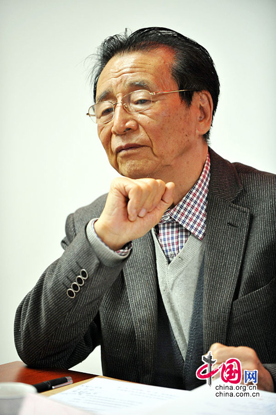 2015年11月21日，发展中国论坛在京举行“发展智库学习贯彻党的十八届五中全会精神研讨会”。图为发展中国论坛主席、中央党校校委原委员王瑞璞教授主持会议。