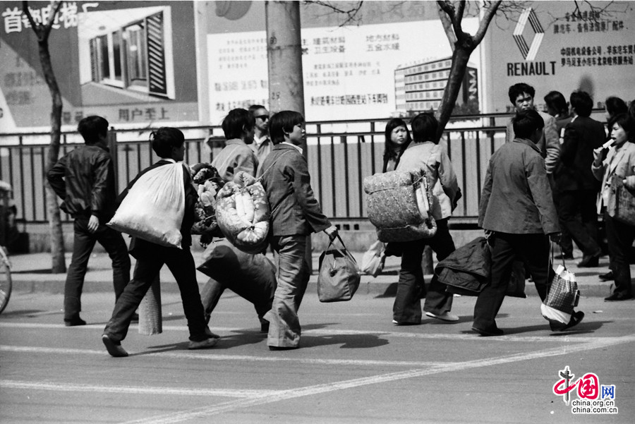 中国农民工在路上