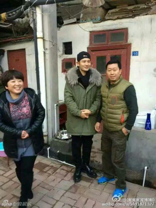 黄晓明现青岛洗碗做饭 网友:你媳妇在哪?(图)