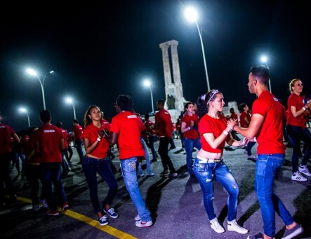 千人古巴跳起萨尔萨圆圈舞欲创世界纪录