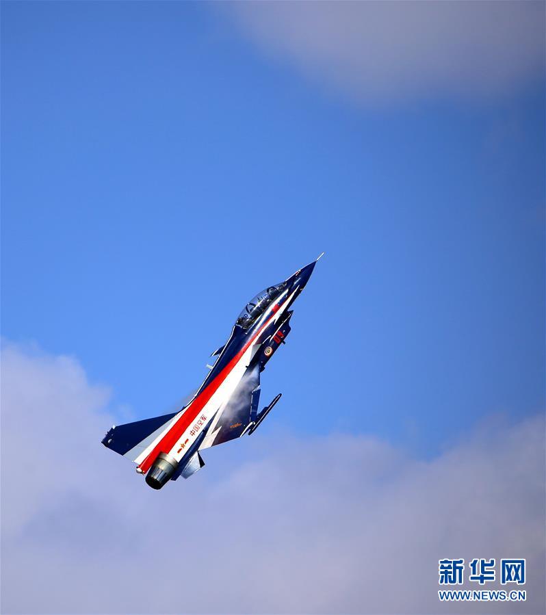 （國際·圖文互動）（1）殲-10飛舞：泰國民眾點讚“中國藍天儀仗隊”