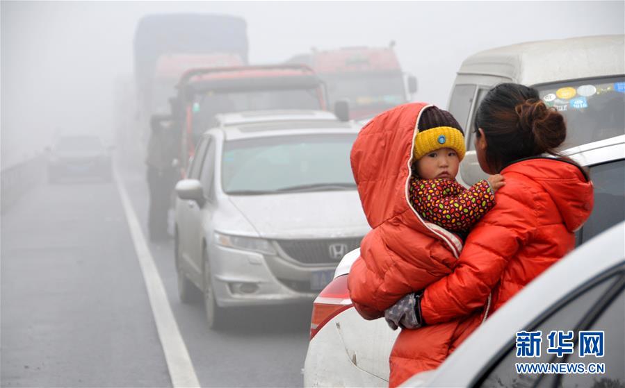 （社会）（2）大雾致京沪高速德州段车辆滞留超过40公里