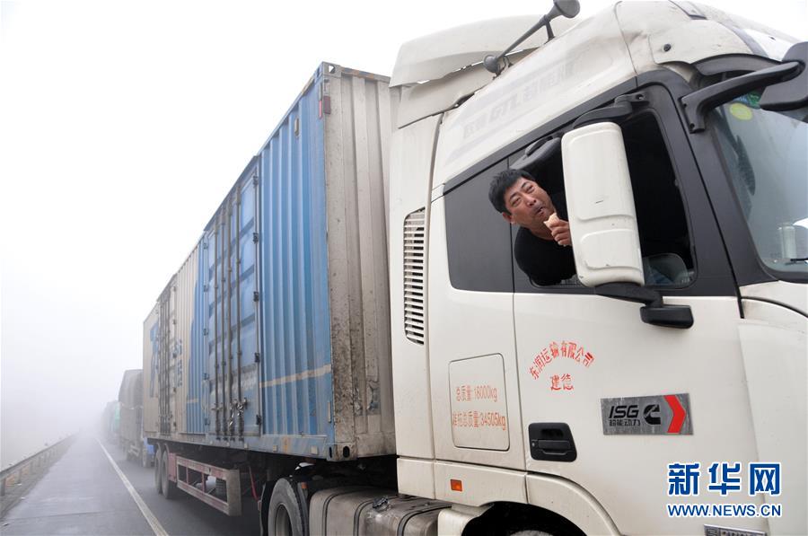 （社会）（3）大雾致京沪高速德州段车辆滞留超过40公里