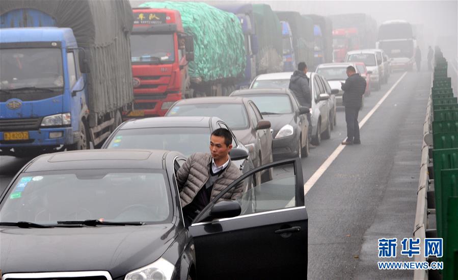 （社会）（4）大雾致京沪高速德州段车辆滞留超过40公里