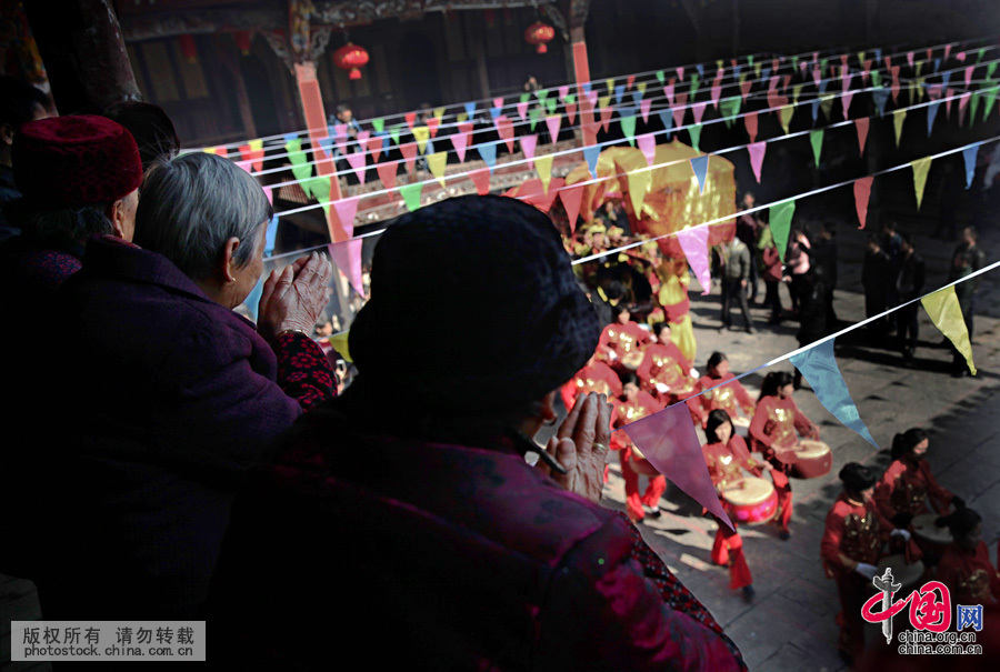  “大王”的到来，受到了村内不少年长老人的祷告供奉。中国网图片库 赵林峰摄