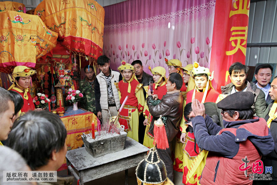 王”被接到了李信村，这里的祠堂早已站满了等候的村民，村民们纷纷跪拜敬奉“大王”。