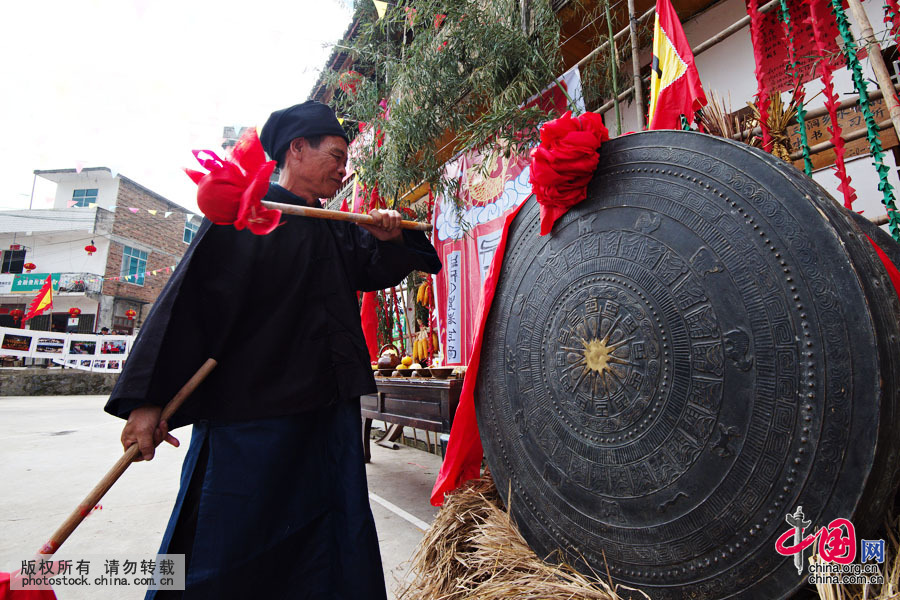 一阵铜鼓声过后，祭祖仪式正式开始。中国网图片库 邓飞摄 