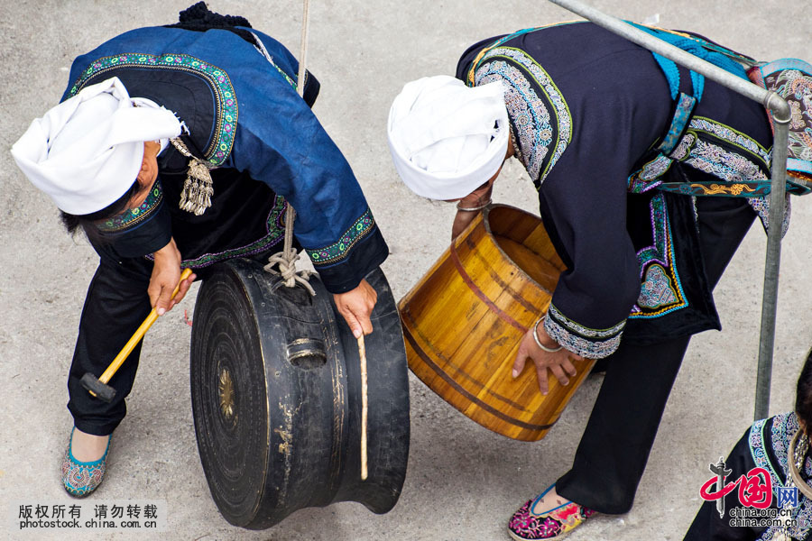  迎賓的銅鼓敲起來。（銅鼓為水族人特有的世代相傳的民俗樂器，被視為權力、財富和圖騰崇拜的象徵，幾乎每個自然村寨或家族都有一兩面銅鼓。