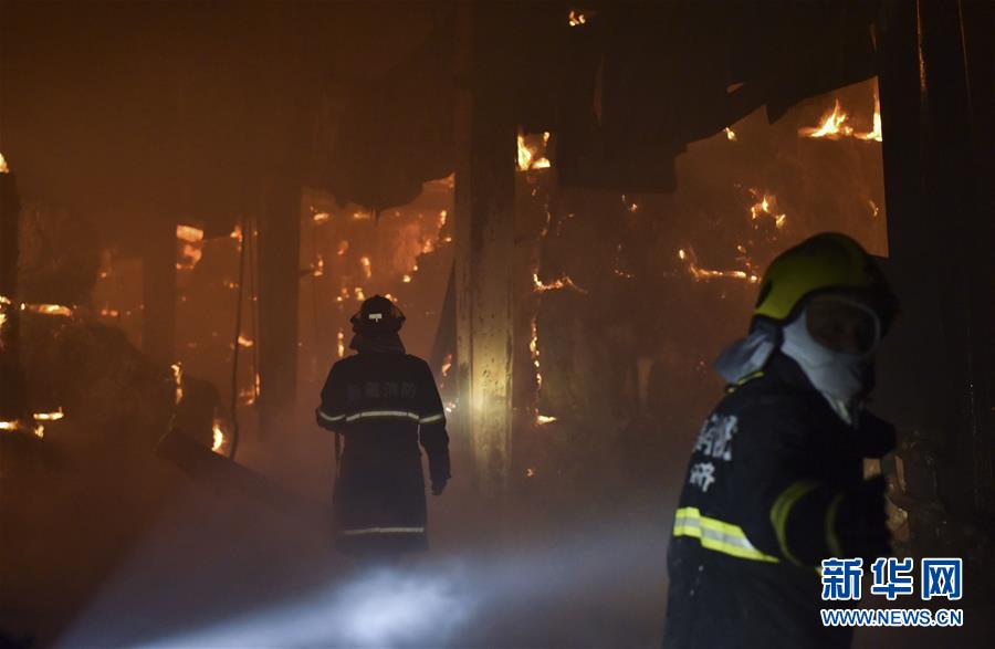 （新华网）（1）乌鲁木齐米东区一纸厂突发大火 暂无人员伤亡