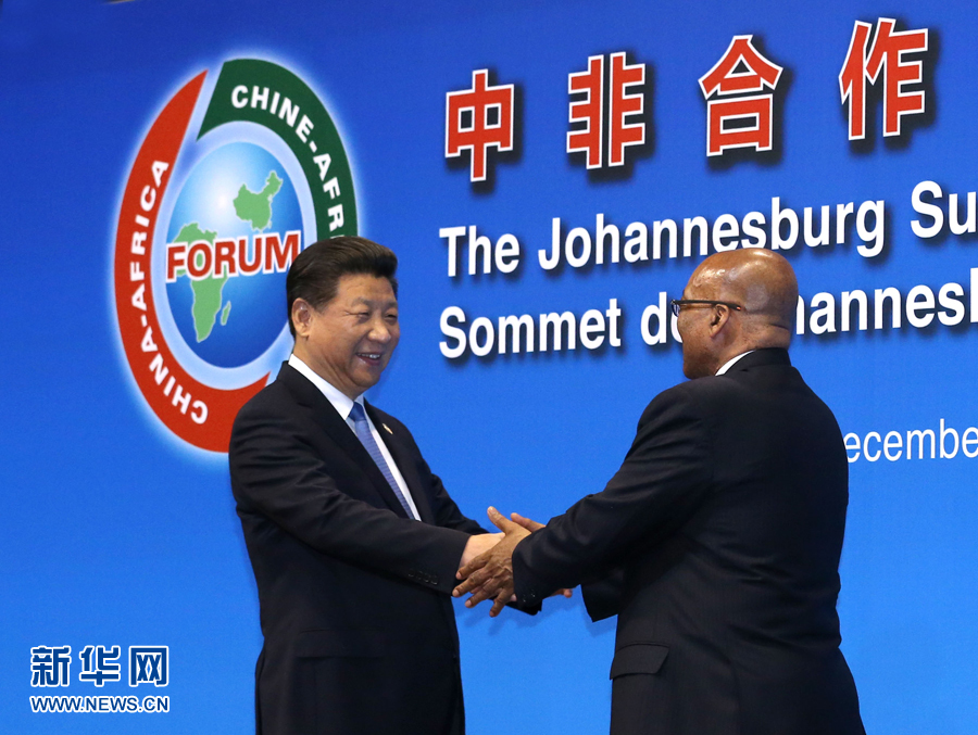 12月4日，國家主席習近平出席中非合作論壇約翰內斯堡峰會開幕式併發表致辭。這是南非總統祖馬迎接習近平。