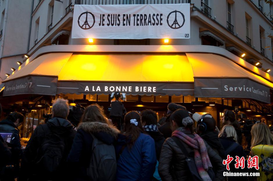當地時間12月4日，法國巴黎遭襲咖啡館A la Bonne Biere重新開放，成為第一個重新開放的遭襲咖啡館。11月13日，該咖啡館遭恐怖分子襲擊，導致5人死亡。