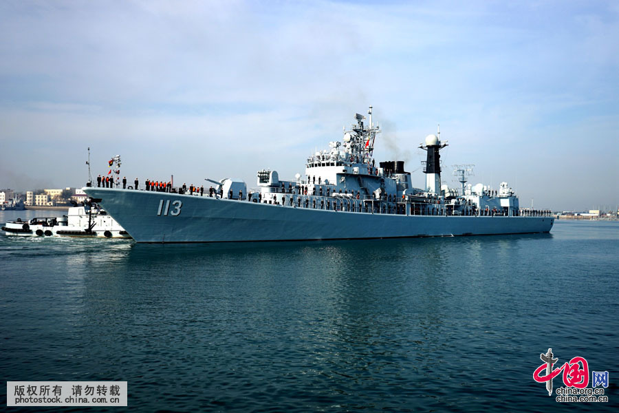 2015年12月6日 ，导弹驱逐舰青岛舰离开青岛某军港，远赴亚丁湾执行护航任务。中国网图片库 尹默摄