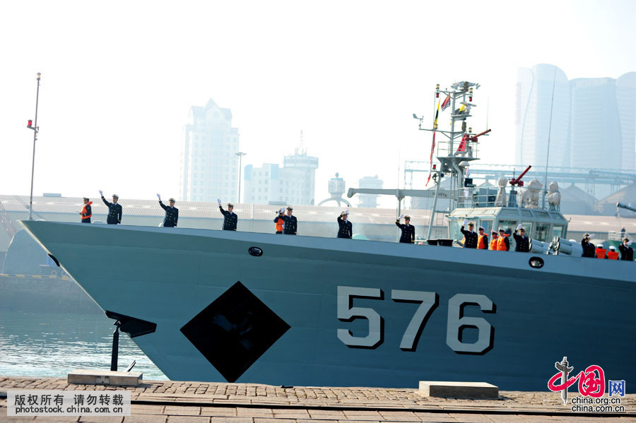 2015年12月6日 ，導彈護衛艦大慶艦離開青島某軍港，遠赴亞丁灣執行護航任務。中國網圖片庫 尹默攝