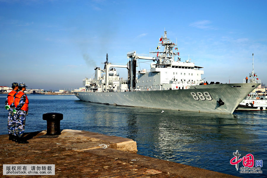 2015年12月6日 ，综合补给舰太湖舰离开青岛某军港，远赴亚丁湾执行护航任务。中国网图片库 尹默摄