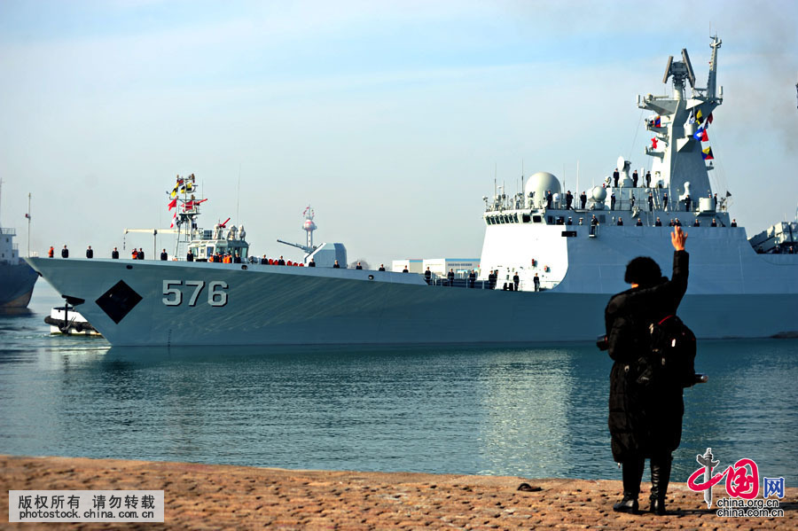 2015年12月6日 ，送行的親友揮手致意，為參加第二十二批亞丁灣護航任務的親人送行。中國網圖片庫 尹默攝