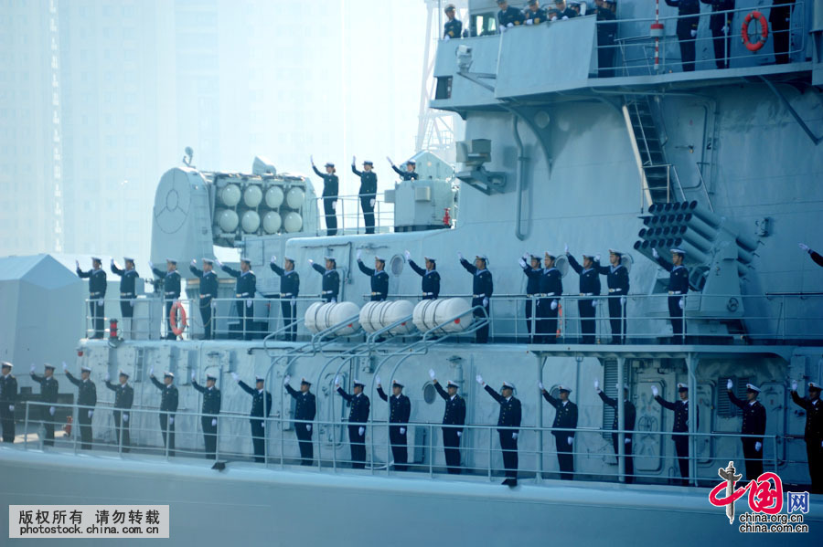 2015年12月6日 ，山東青島，參加第二十二批亞丁灣護航任務的海軍官兵向送行的人群揮手道別。中國網圖片庫 尹默攝