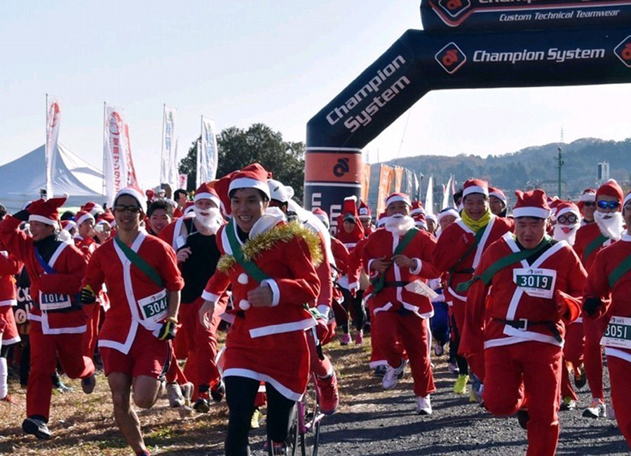 世界各地“聖誕老人”為籌善款奔跑