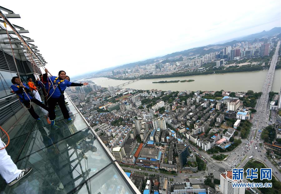 #（社会）（3）广西柳州：303米楼顶建高空玻璃栈道