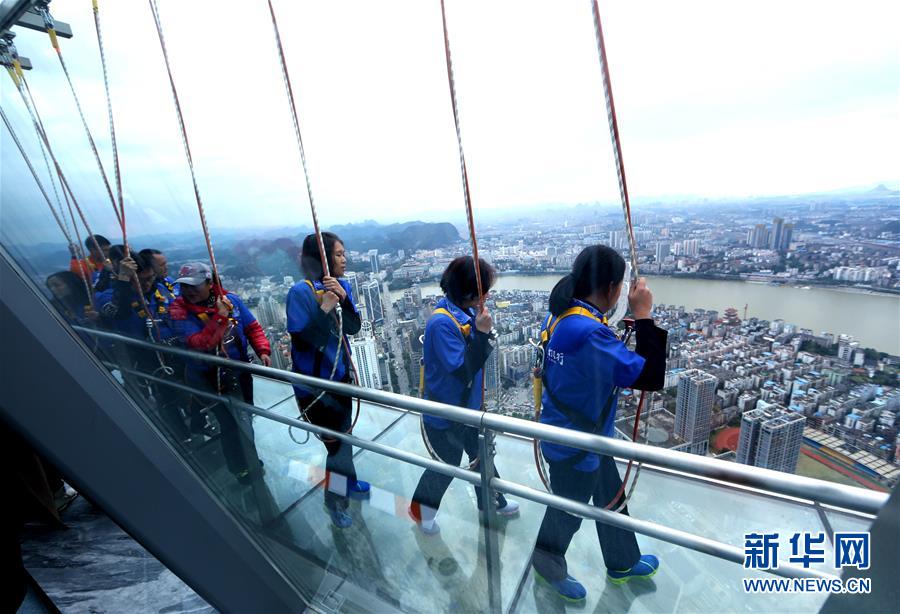 #（社会）（2）广西柳州：303米楼顶建高空玻璃栈道