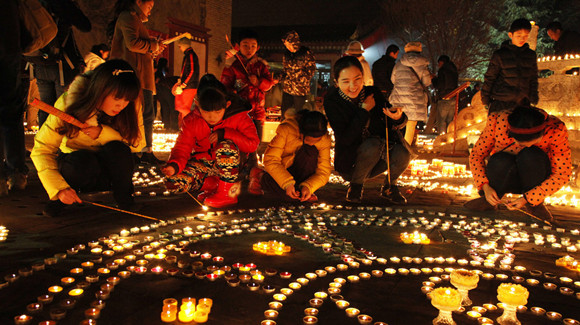 "燃灯节"游客点亮千万酥油灯 祈福世界和平与生活幸福