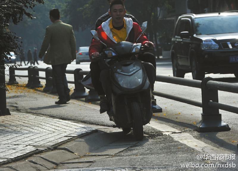 成都”最窄自行車道“放不下42碼的腳