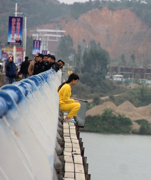 广西女子跳桥失踪引争议 网友指警方处警不当[组图]