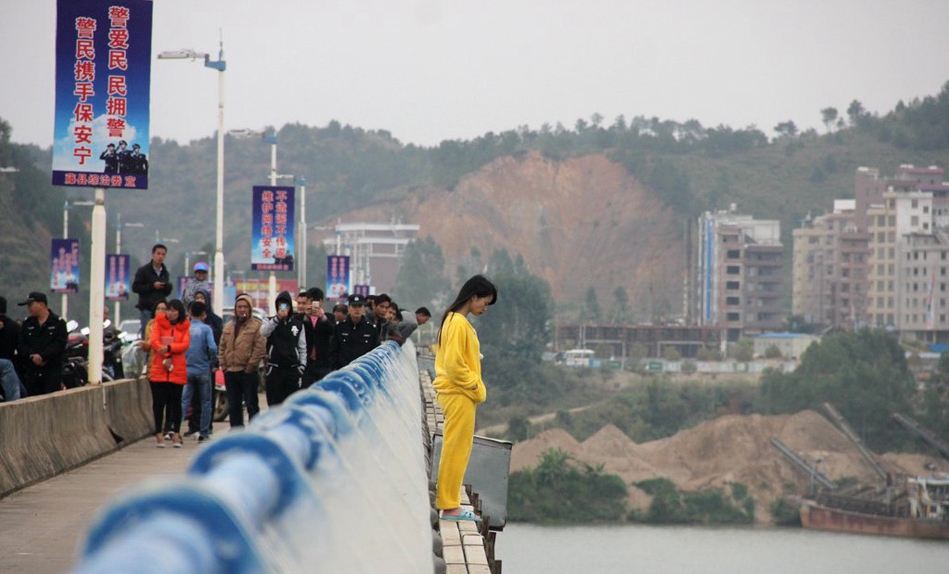 广西女子跳桥失踪引争议网友指警方处警不当组图