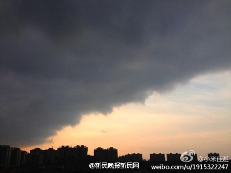 上海清早披蓋“被子云”