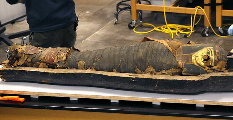 2500年前古埃及石棺首見天日 木乃伊腳趾外露
