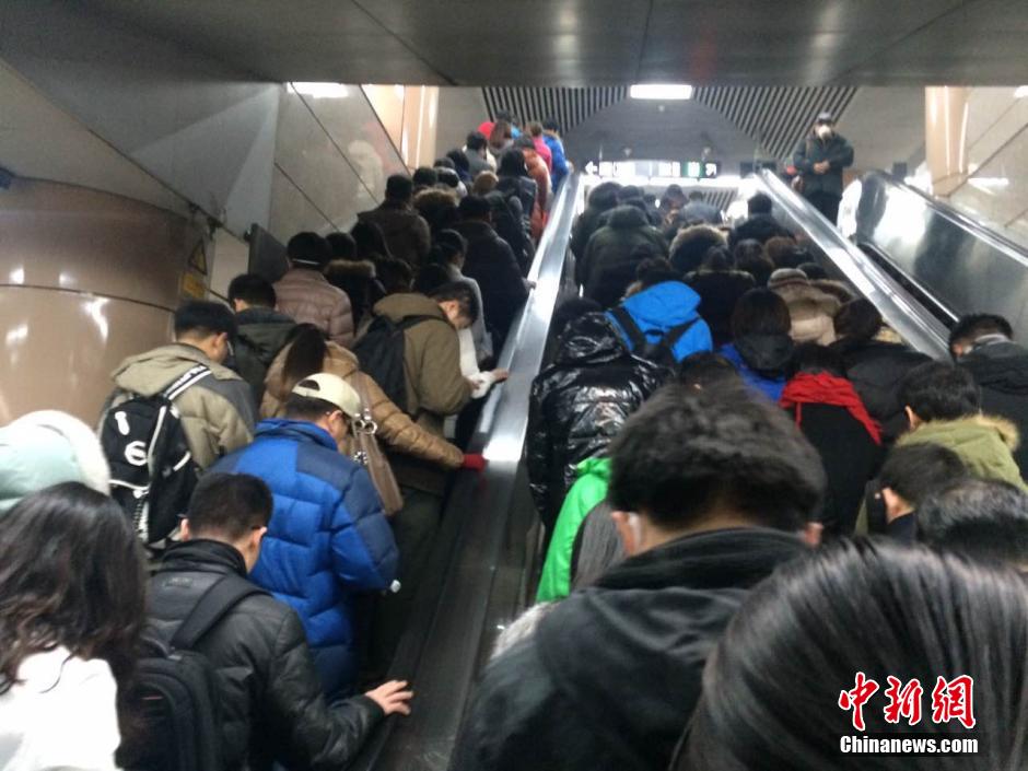 北京启动空气重污染红色预警 车辆限行地铁拥挤[组图]