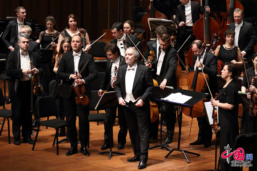 '指挥沙皇'捷杰耶夫与马林斯基交响乐团'梅开五度'[组图]