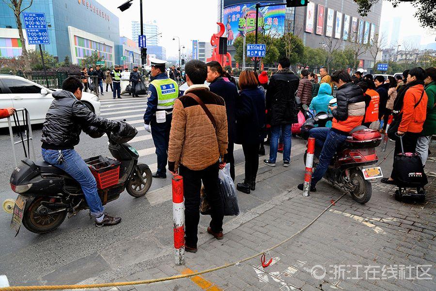杭州交警“拉绳”管人行道 难挡路人硬闯红灯