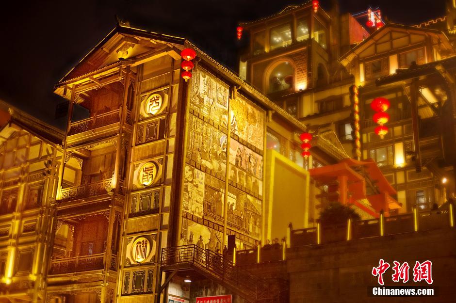 重庆现仿若《千与千寻》奇幻街景