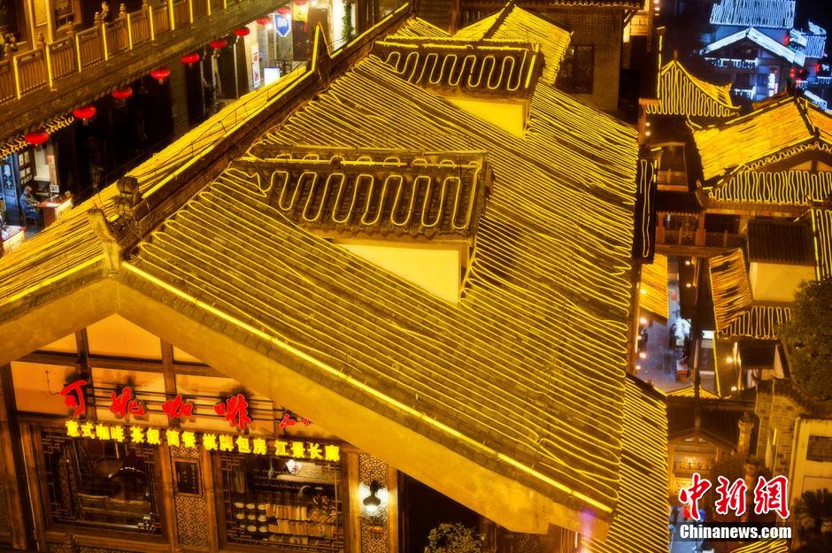 重庆现仿若《千与千寻》奇幻街景