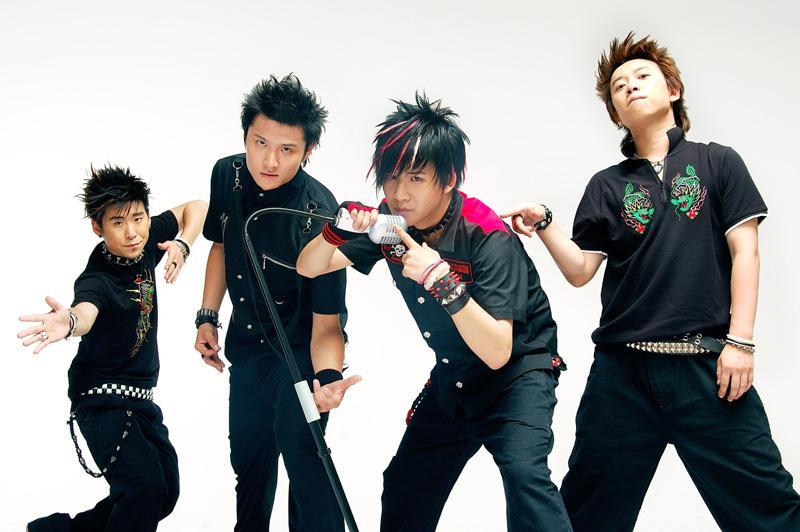 其中《嘻唰唰》和日本puffy组合2003年专辑中《k2g奔向你》几乎一样