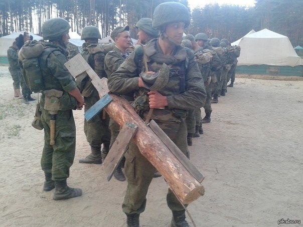 俄军晒罕见“单兵装备” 造型雷人