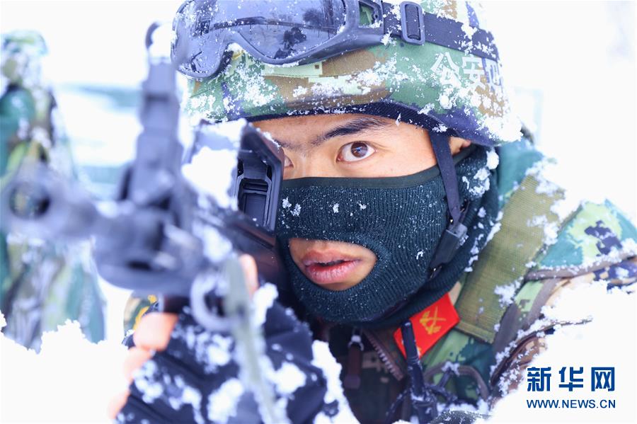 （軍事）（1）新疆：雪地練精兵