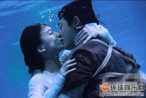 女星拍床戏太激烈而受伤 范冰冰胯骨见血[3]