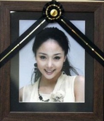 韩国女星姜斗丽自杀 盘点2015年香消玉殒的女