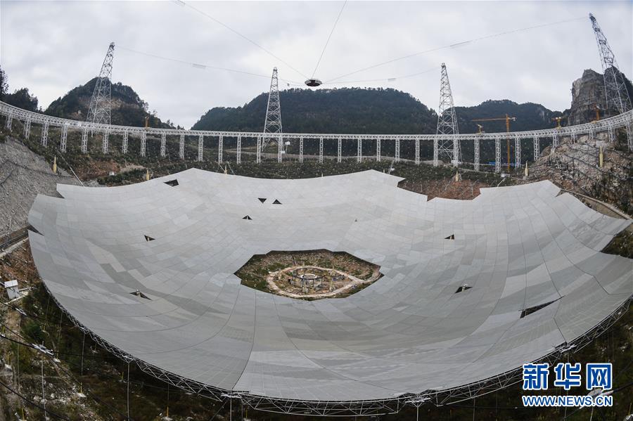 （科技）（2）世界最大单口径射电望远镜反射面板铺设近半