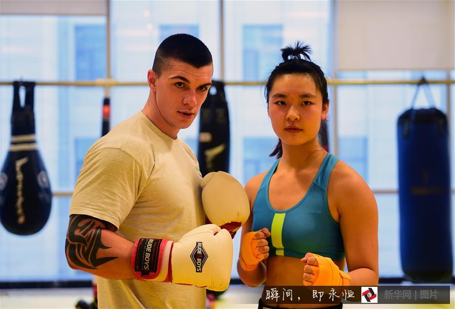 玲玉（右）與羅馬尼亞青年搏擊手波佩斯庫合影。　　