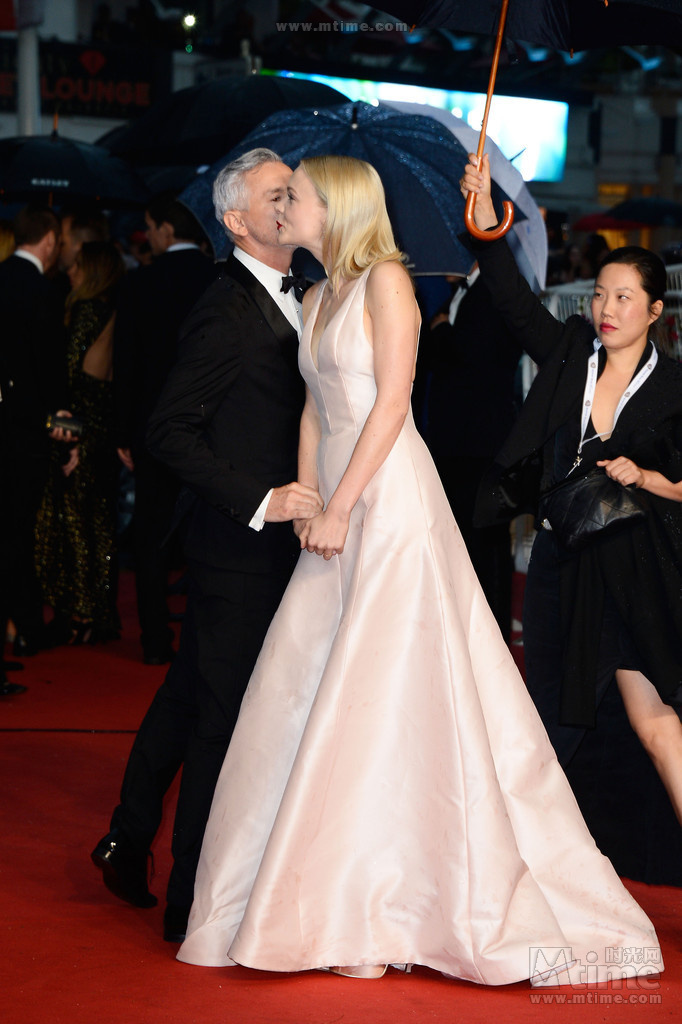 戛纳红毯花絮:张雨绮超时被赶 女星尴尬出丑瞬