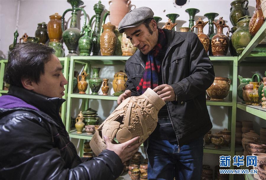 （圖片故事）（1）喀什土陶匠人：清潔能源讓古老技藝在開放中傳承