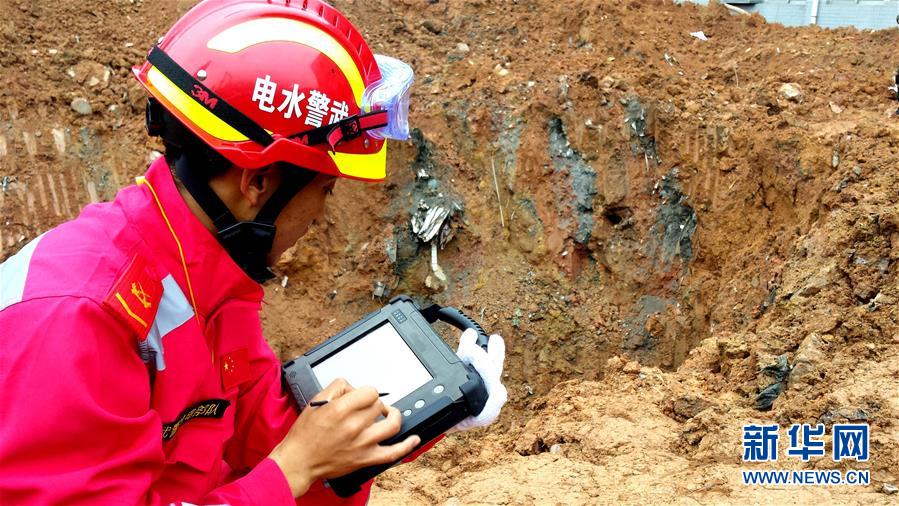 #（深圳滑坡）（3）救援部队利用“蛇眼生命探测仪”在现场搜救