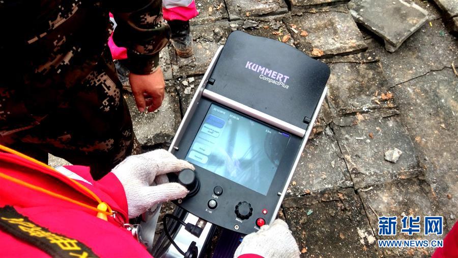 #（深圳滑坡）（4）救援部队利用“蛇眼生命探测仪”在现场搜救