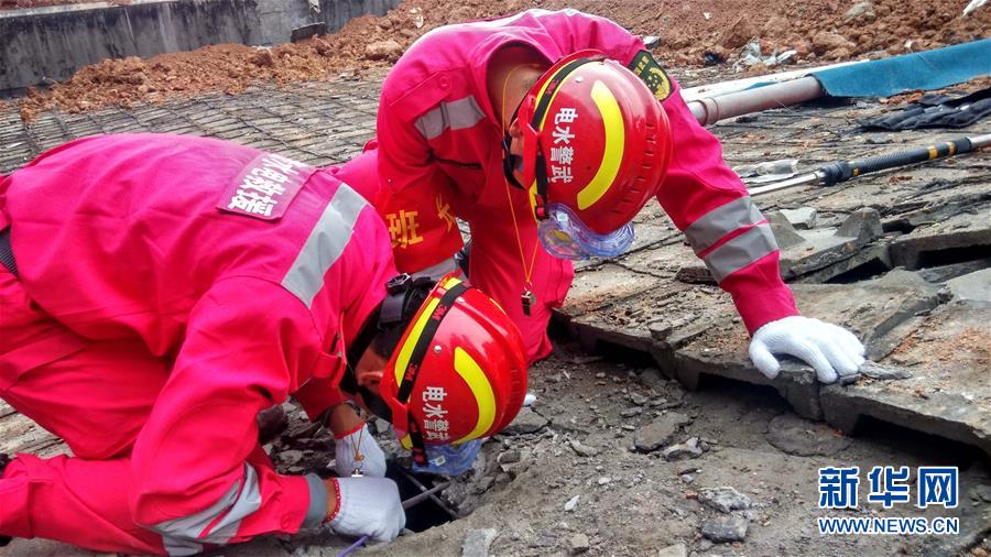 #（深圳滑坡）（2）救援部队利用“蛇眼生命探测仪”在现场搜救