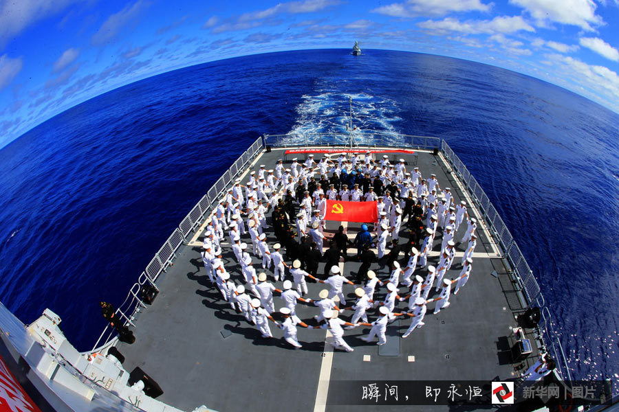 中国海军152舰艇编队跨越赤道和国际日期变更
