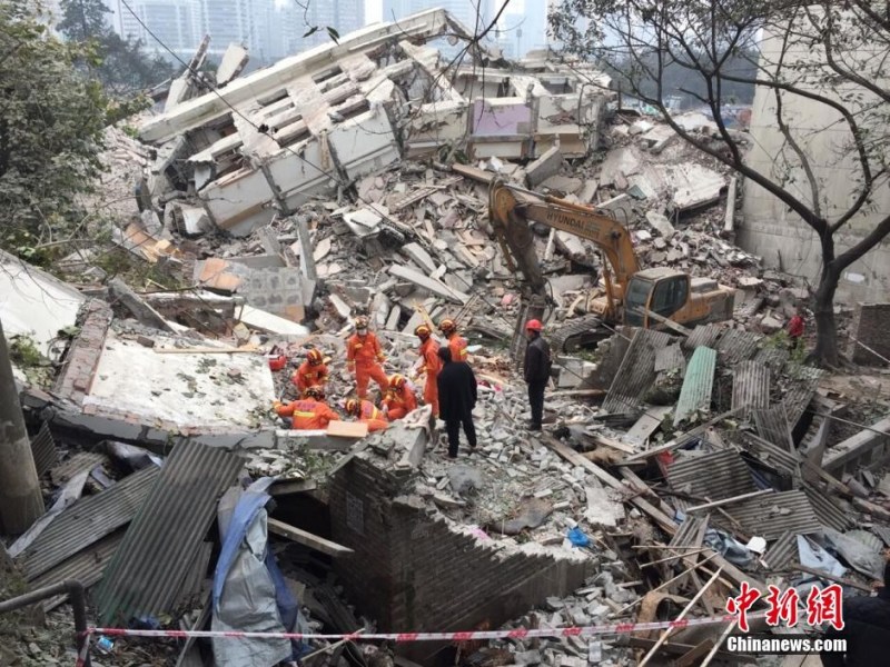 重庆主城一拆迁房坍塌 造成人员被困