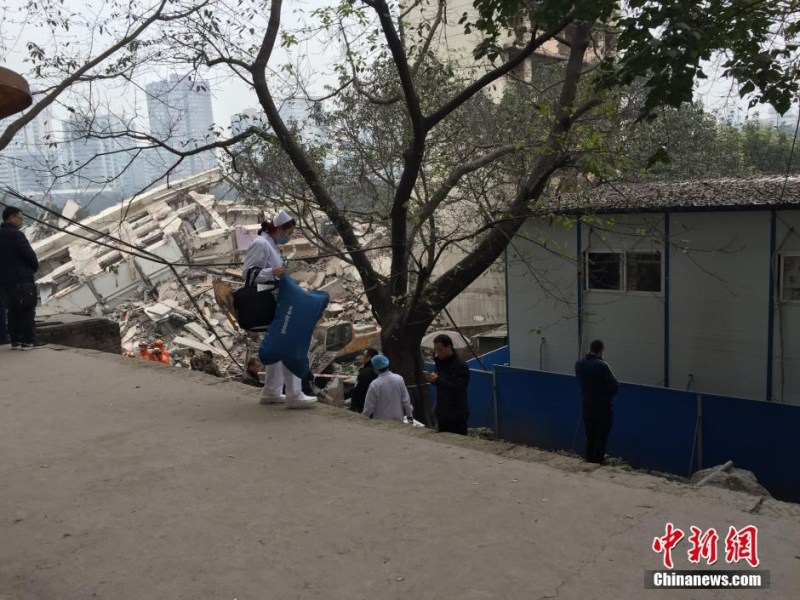 重庆主城一拆迁房坍塌 造成人员被困