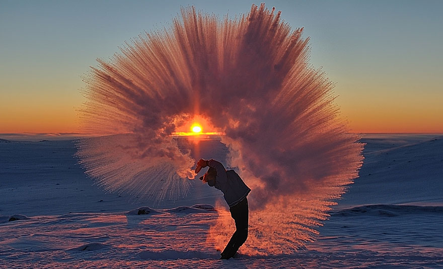 攝影師自製驚艷冰彩虹:零下35度拋灑熱水 